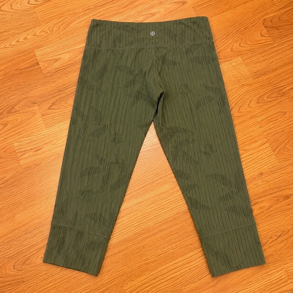 Lululemon Women's Olive Green Cropped Leggings Camo Cuffed Athletic Pants